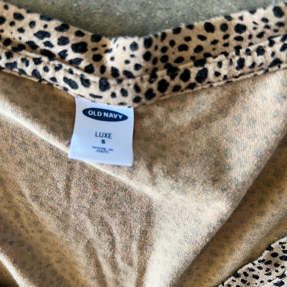 Old Navy Luxe Leopard Print V Neck Top - Picture 2 of 4